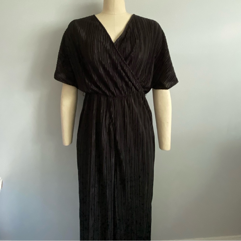 NEVER WORN H&M V-Neck Black Pleated Jumpsuit, US Size 8